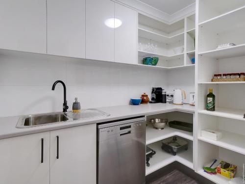 Dapur atau dapur kecil di Urangan Family Friendly home with views, wifi, wine