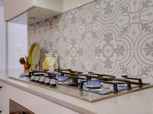 Dapur atau dapur kecil di Urangan Family Friendly home with views, wifi, wine