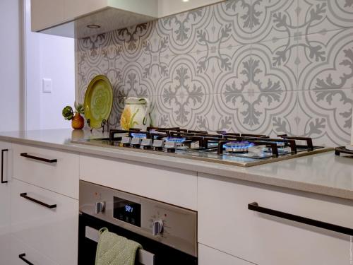 Dapur atau dapur kecil di Urangan Family Friendly home with views, wifi, wine