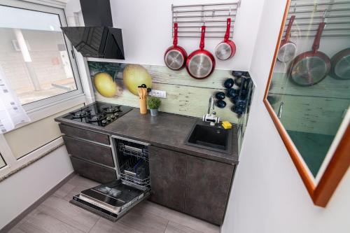 Kuchyňa alebo kuchynka v ubytovaní APARTMENT NEVERA