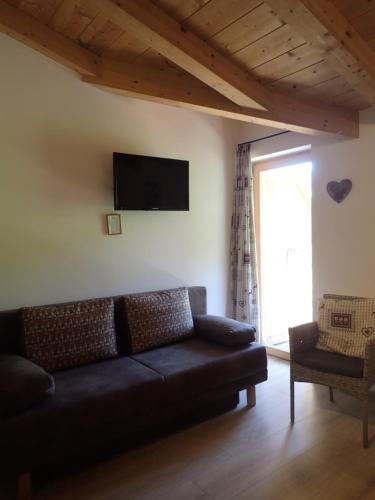 Una televisión o centro de entretenimiento en Hotel Sonnenlicht Maria Alm