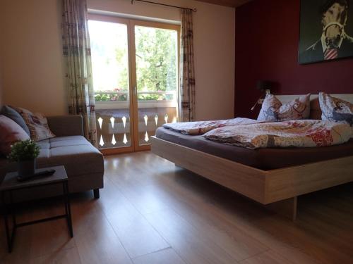 Una cama o camas en una habitación de Hotel Sonnenlicht Maria Alm