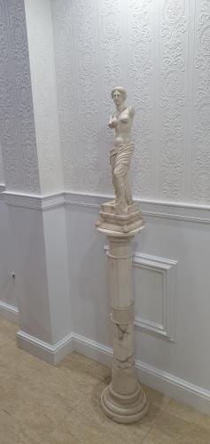 a statue of a woman on a pedestal in a room at Oceanum Visum Spa Deluxe in El Trocadero