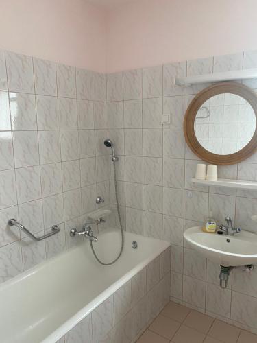 ein Badezimmer mit Badewanne und Waschbecken in der Unterkunft Apartment Ivan in Vantačići