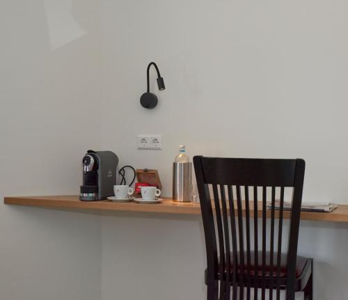 a black chair sitting in front of a wooden counter at Hotel VILLA GROET in Avenhorn