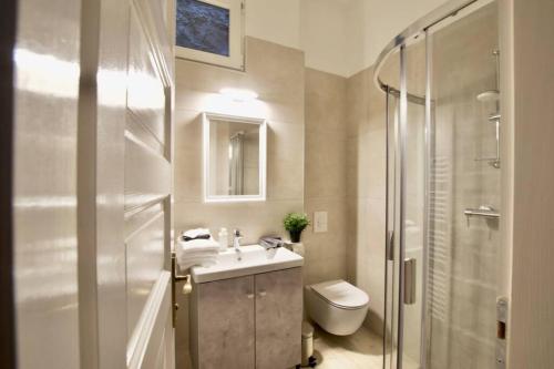 La salle de bains est pourvue de toilettes, d'un lavabo et d'une douche. dans l'établissement Premium Apartment by Hi5 - ASTORIA 4 bedroom, à Budapest