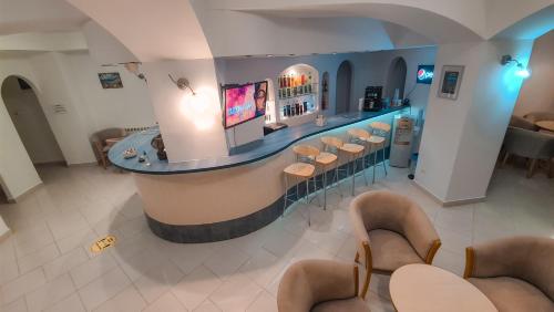 an overhead view of a salon with chairs and a bar at BRIZA Boutique Hotel Mamaia in Mamaia