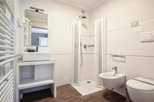 A bathroom at H2O ROOMS
