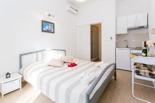1 dormitorio con 1 cama grande y toallas. en Studios IM en Dubrovnik