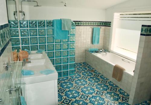 Koupelna v ubytování La Ciruela - Villa paisible jardin de 5000m2 piscine chauffée et vue sur mer