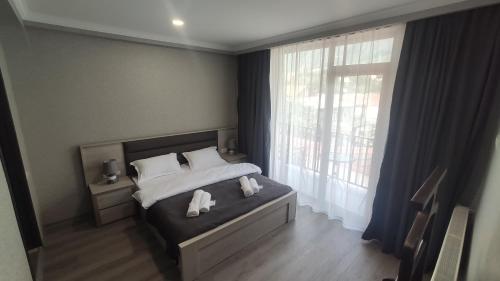Säng eller sängar i ett rum på Prime Hotel Kazbegi