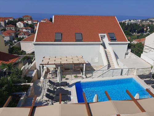 - Vistas a una casa con piscina en Apartments Marlin Blue en Dubrovnik