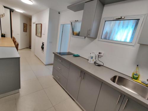 Kuchyň nebo kuchyňský kout v ubytování Dizengoff Penthouse Boutique Hostel