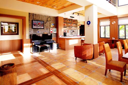 a living room with a fireplace and a piano at 豐 FONG PENSiON - 無合作 ᴀɢᴏᴅᴀ 平台 in Taitung City