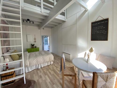 Zimmer mit einem Bett und einem Tisch in einem Zimmer in der Unterkunft Nordic Park in Græsted