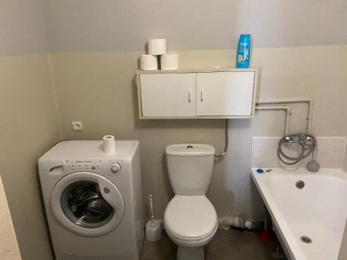 een kleine badkamer met een toilet en een wastafel bij Mieszkanie 2 pokojowe in Gdańsk