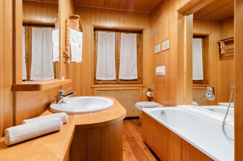 uma casa de banho com uma banheira e um lavatório em Fondazione Lucia De Conz 