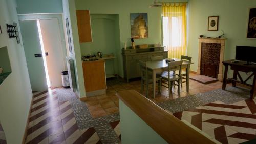 a kitchen and dining room with a table and a dining room at La Via di Fuga in Pietrapertosa