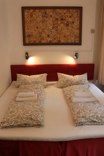 ein großes weißes Bett mit zwei Kissen darauf in der Unterkunft Ferienwohnung Luise in Potsdam