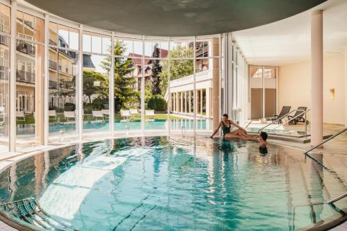 Bazén v ubytování Falkensteiner Spa Resort Marianske Lazne nebo v jeho okolí