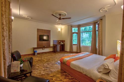 Postel nebo postele na pokoji v ubytování Woodstock Inn Manali