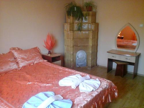 a bedroom with a bed with towels on it at Pensiunea Georgiana in Şieu