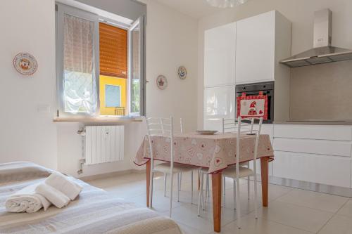 A kitchen or kitchenette at Casa Vacanza MariaTeresa
