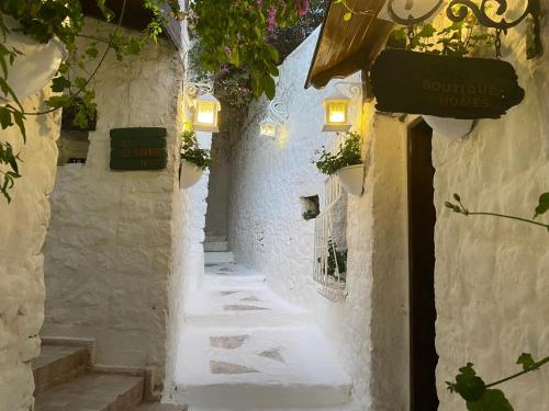 Une allée avec des murs et des lumières blancs et un panneau dans l'établissement 8 oDa Marmaris, à Marmaris