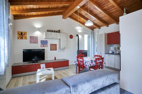 Ca' de Paggia في سافونا: غرفة معيشة مع أريكة وطاولة مع كراسي