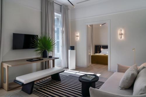 salon z kanapą i telewizorem w obiekcie Kinglin Luxury Living w Atenach