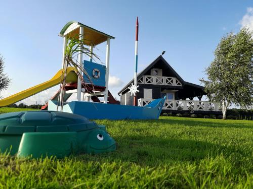 Kawasan permainan kanak-kanak di Domek Lawendowe Wzgórze na wyłączność z jacuzzi i klimatyzacją