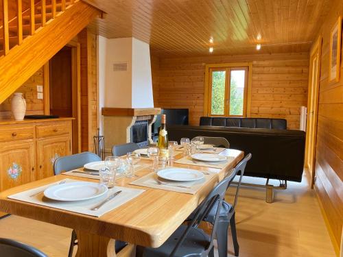 - une salle à manger avec une table et des verres à vin dans l'établissement Chalet Sapin, à Gérardmer