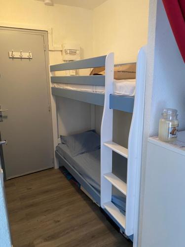 Cette chambre comprend des lits superposés et une porte. dans l'établissement Studio cabine avec loggia, au Cap d'Agde