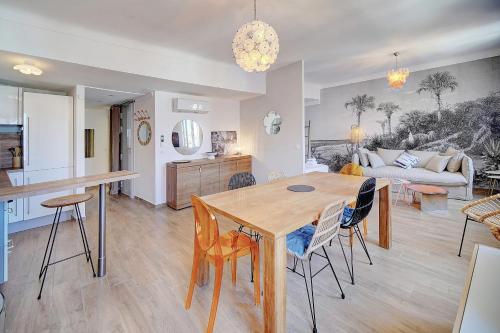 カンヌにあるIMMOGROOM - Sea view apartment - 3 min from beach - ACのキッチン、リビングルーム(木製テーブル、椅子付)