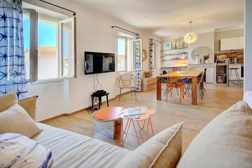 un salon avec un canapé et une salle à manger dans l'établissement IMMOGROOM - Sea view apartment - 3 min from beach - AC, à Cannes