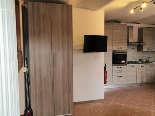 a kitchen with a tv on top of a wall at Casa Giorgio Mille Papaveri Rossi in Cesi
