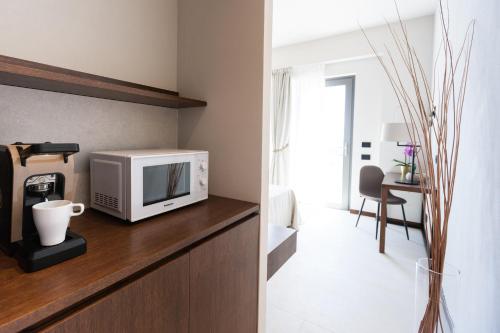 uma cozinha com um micro-ondas em cima de um balcão em Agriturismo La Vista - Adults Only em Fonteblanda