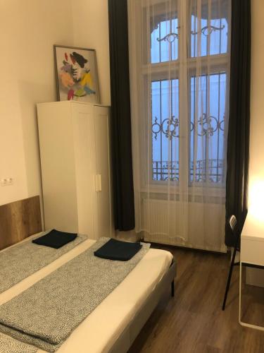 Postel nebo postele na pokoji v ubytování Omega Apartments Budapest