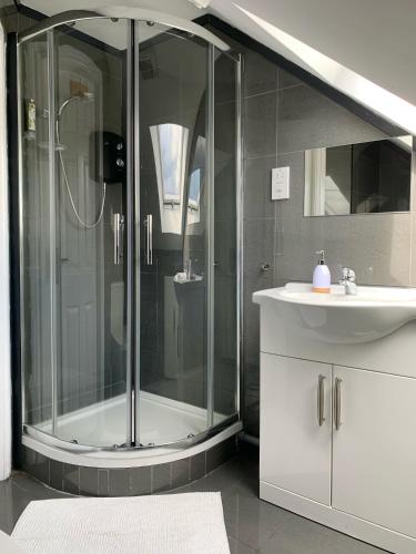a bathroom with a shower and a sink at Cosy 3 Bed Apartment Near Birmingham Airport & NEC Perfect for Groups & Contractors! in Birmingham