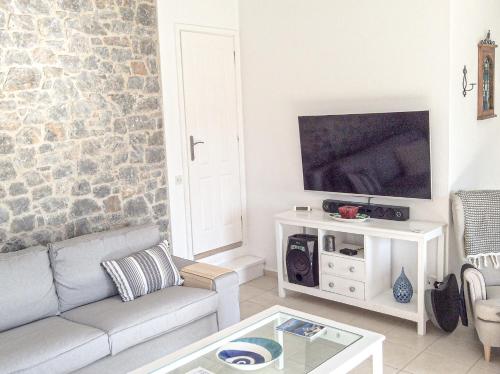 un soggiorno con divano e TV di Skiathos Town House a Città di Skiathos