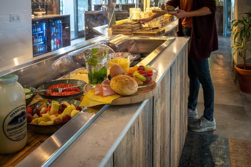 a person standing at a counter with a tray of food at Guesthouse Vertoef in Nijmegen