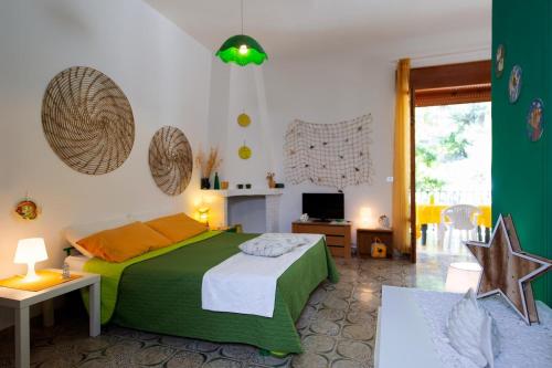 ナルドにあるGariga Holidays Apartmentsのベッドルーム(緑のベッド1台付)、リビングルームが備わります。