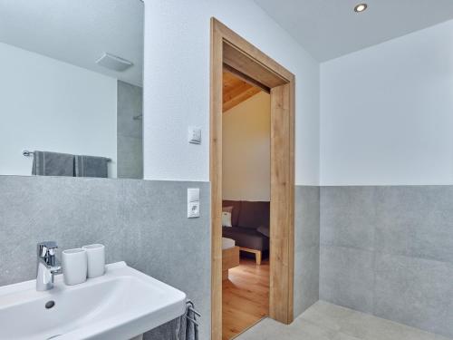 y baño con lavabo y espejo. en Appartement Bergkristall en Umhausen