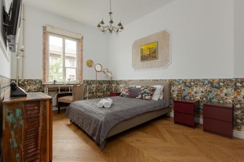 um quarto com uma cama e uma secretária. em Apartment on the Warsaw Square by Renters em Varsóvia