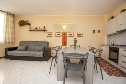 sala de estar con mesa y sofá en Casa Fabrizia, en Desenzano del Garda