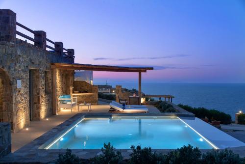 una villa con piscina di notte di Naxos Rock Villas a Stelida