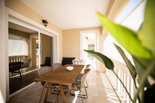 comedor con mesa de madera y sillas en Luxury Villa Claudia with Pool, en Zadar