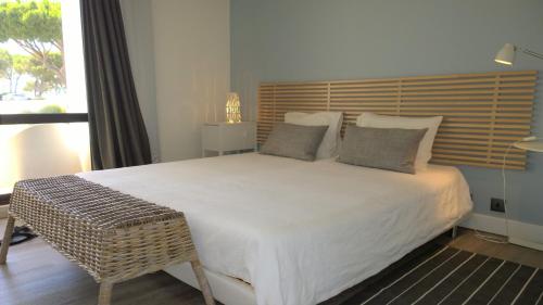 Una cama o camas en una habitación de Grey Heron Apartment