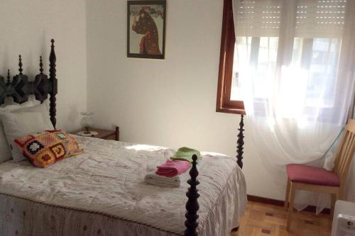 a bedroom with a bed and a window at Casa Isabel 2 bedroom apartment near Porto in Fânzeres