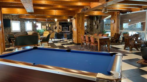 a billiard room with a pool table in a house at Hotel Llop Gris in El Tarter